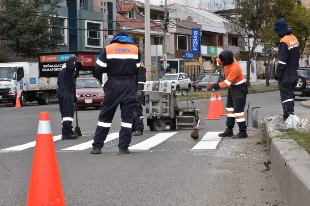La señalización y semaforización refuerza la seguridad vial en Cuenca