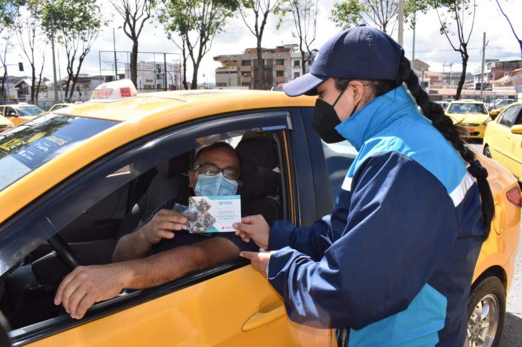 En el feriado, controles preventivos de la EMOV reducen accidentes de tránsito